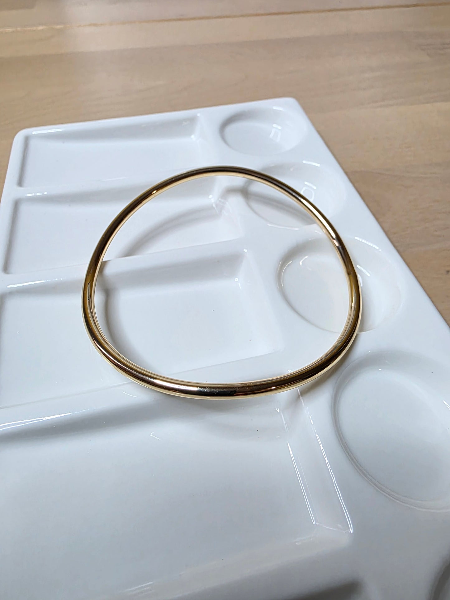 Elara Sculptural Curve Bangle