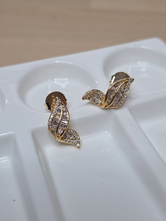 Élaria Crystal Leaf Stud Earrings – 18K Gold Filled