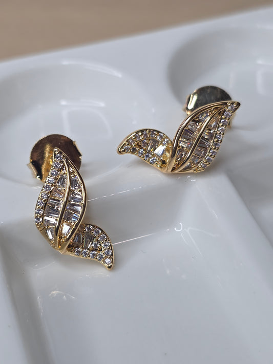 Élaria Crystal Leaf Stud Earrings – 18K Gold Filled