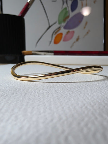 Elara Sculptural Curve Bangle