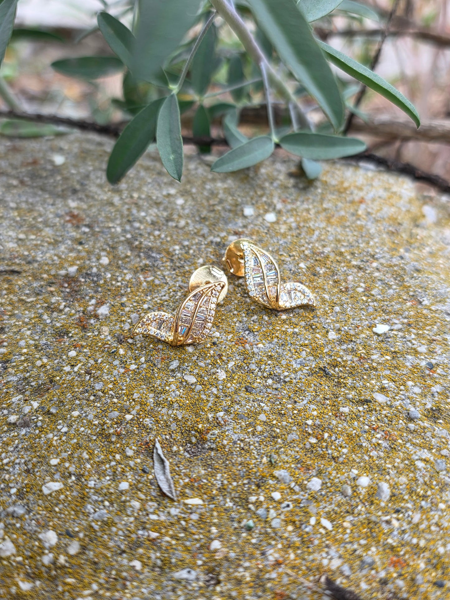 Élaria Crystal Leaf Stud Earrings – 18K Gold Filled