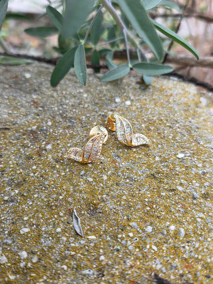 Élaria Crystal Leaf Stud Earrings – 18K Gold Filled