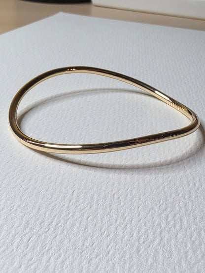 Elara Sculptural Curve Bangle